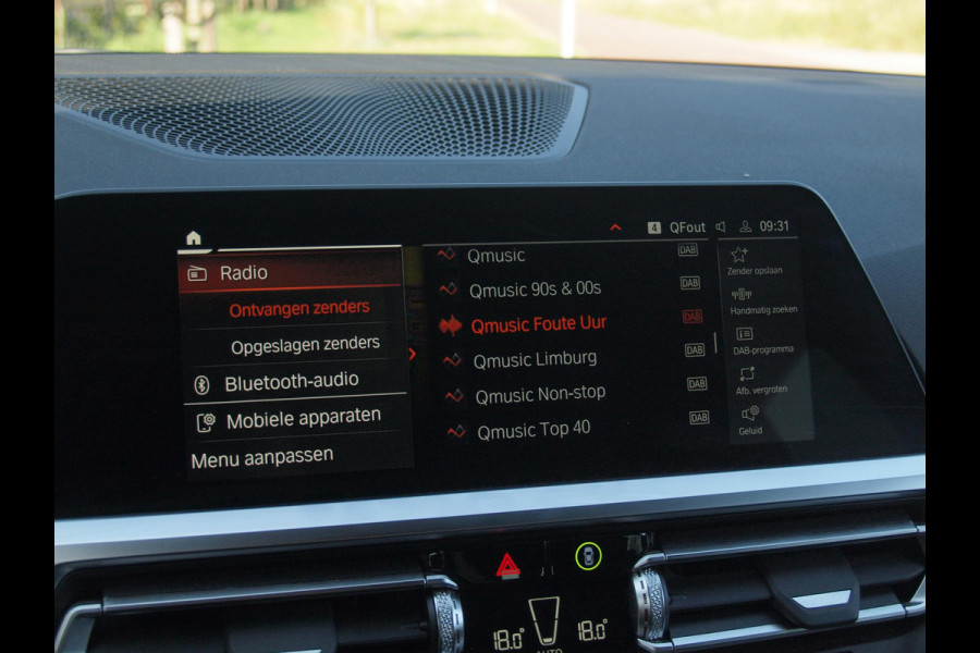 BMW 3 Serie Touring 318i Business Edition | Black Optic | Apple Carplay | Sfeerverlichting | Parkeersensoren | NL-Auto |