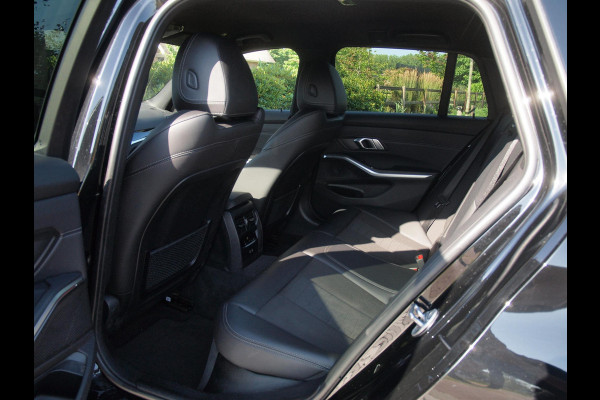 BMW 3 Serie Touring 318i Business Edition | Black Optic | Apple Carplay | Sfeerverlichting | Parkeersensoren | NL-Auto |