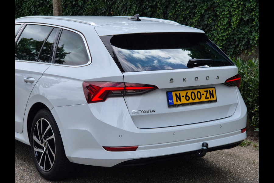 Škoda Octavia Combi Edition Plus Trekhaak CarPlay HUD Virtual dash facelift 2e-eig 100% NAP TSI Business Edition Plus