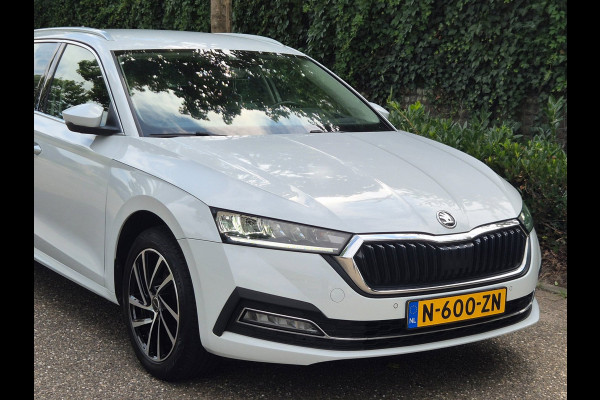 Škoda Octavia Combi Edition Plus Trekhaak CarPlay HUD Virtual dash facelift 2e-eig 100% NAP TSI Business Edition Plus
