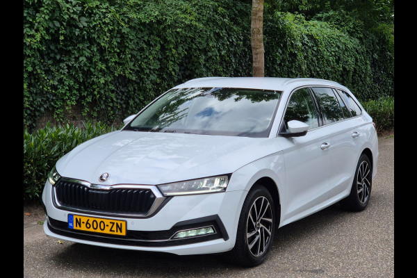 Škoda Octavia Combi Edition Plus Trekhaak CarPlay HUD Virtual dash facelift 2e-eig 100% NAP TSI Business Edition Plus