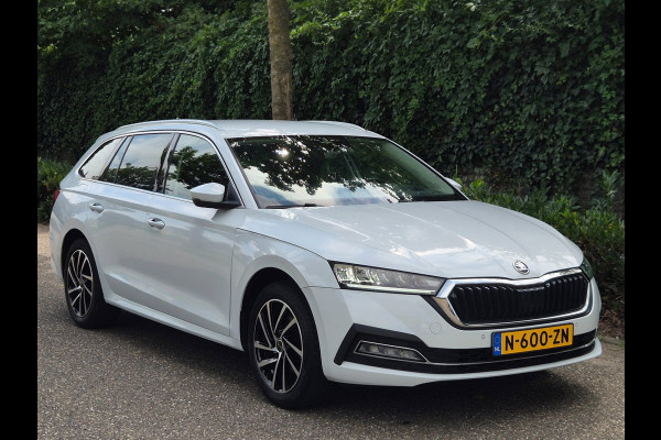 Škoda Octavia Combi Edition Plus Trekhaak CarPlay HUD Virtual dash facelift 2e-eig 100% NAP TSI Business Edition Plus