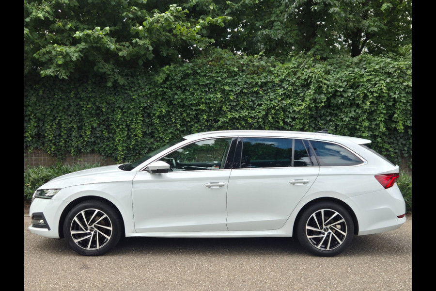 Škoda Octavia Combi Edition Plus Trekhaak CarPlay HUD Virtual dash facelift 2e-eig 100% NAP TSI Business Edition Plus