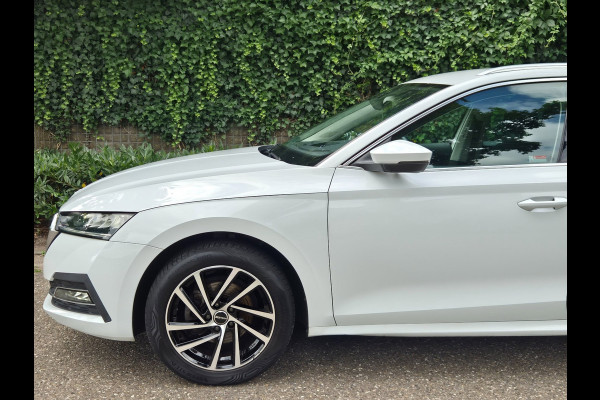 Škoda Octavia Combi Edition Plus Trekhaak CarPlay HUD Virtual dash facelift 2e-eig 100% NAP TSI Business Edition Plus