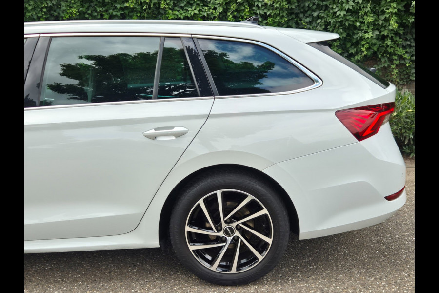 Škoda Octavia Combi Edition Plus Trekhaak CarPlay HUD Virtual dash facelift 2e-eig 100% NAP TSI Business Edition Plus
