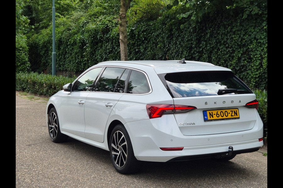 Škoda Octavia Combi Edition Plus Trekhaak CarPlay HUD Virtual dash facelift 2e-eig 100% NAP TSI Business Edition Plus