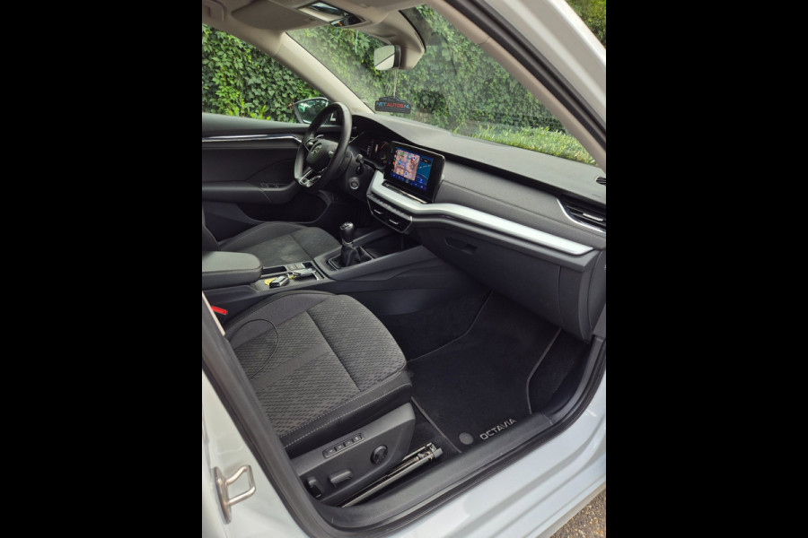 Škoda Octavia Combi Edition Plus Trekhaak CarPlay HUD Virtual dash facelift 2e-eig 100% NAP TSI Business Edition Plus