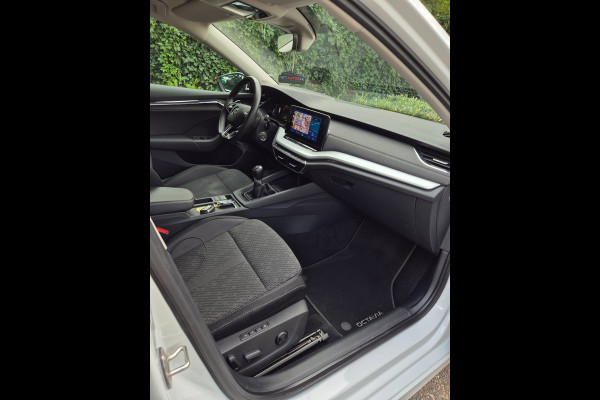 Škoda Octavia Combi Edition Plus Trekhaak CarPlay HUD Virtual dash facelift 2e-eig 100% NAP TSI Business Edition Plus