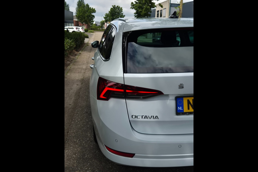 Škoda Octavia Combi Edition Plus Trekhaak CarPlay HUD Virtual dash facelift 2e-eig 100% NAP TSI Business Edition Plus