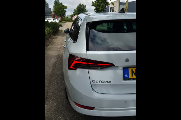 Škoda Octavia Combi Edition Plus Trekhaak CarPlay HUD Virtual dash facelift 2e-eig 100% NAP TSI Business Edition Plus