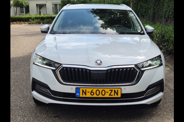 Škoda Octavia Combi Edition Plus Trekhaak CarPlay HUD Virtual dash facelift 2e-eig 100% NAP TSI Business Edition Plus