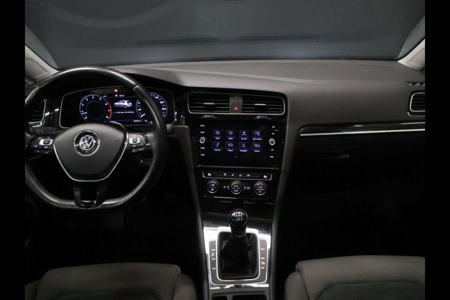 Volkswagen Golf 1.5 TSI Highline [SCHUIFKANTELDAK, APPLE CARPLAY, DIGITAL DASH, CAMERA, PDC V+A, ADAPTIVE CRUISE, TREKHAAK, ANDROID, LED, BLUETOOTH, NAVIGATIE, NIEUWSTAAT]