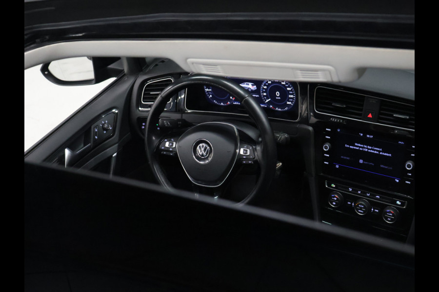 Volkswagen Golf 1.5 TSI Highline [SCHUIFKANTELDAK, APPLE CARPLAY, DIGITAL DASH, CAMERA, PDC V+A, ADAPTIVE CRUISE, TREKHAAK, ANDROID, LED, BLUETOOTH, NAVIGATIE, NIEUWSTAAT]