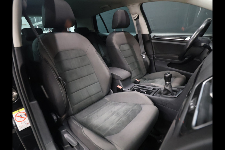 Volkswagen Golf 1.5 TSI Highline [SCHUIFKANTELDAK, APPLE CARPLAY, DIGITAL DASH, CAMERA, PDC V+A, ADAPTIVE CRUISE, TREKHAAK, ANDROID, LED, BLUETOOTH, NAVIGATIE, NIEUWSTAAT]