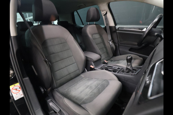 Volkswagen Golf 1.5 TSI Highline [SCHUIFKANTELDAK, APPLE CARPLAY, DIGITAL DASH, CAMERA, PDC V+A, ADAPTIVE CRUISE, TREKHAAK, ANDROID, LED, BLUETOOTH, NAVIGATIE, NIEUWSTAAT]