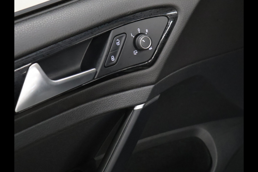 Volkswagen Golf 1.5 TSI Highline [SCHUIFKANTELDAK, APPLE CARPLAY, DIGITAL DASH, CAMERA, PDC V+A, ADAPTIVE CRUISE, TREKHAAK, ANDROID, LED, BLUETOOTH, NAVIGATIE, NIEUWSTAAT]