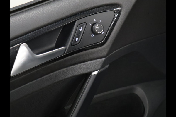 Volkswagen Golf 1.5 TSI Highline [SCHUIFKANTELDAK, APPLE CARPLAY, DIGITAL DASH, CAMERA, PDC V+A, ADAPTIVE CRUISE, TREKHAAK, ANDROID, LED, BLUETOOTH, NAVIGATIE, NIEUWSTAAT]