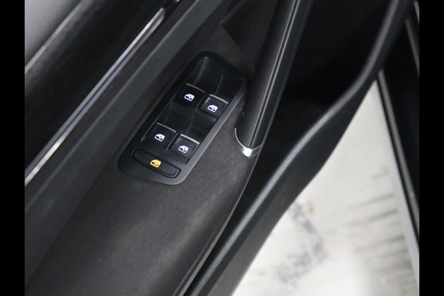 Volkswagen Golf 1.5 TSI Highline [SCHUIFKANTELDAK, APPLE CARPLAY, DIGITAL DASH, CAMERA, PDC V+A, ADAPTIVE CRUISE, TREKHAAK, ANDROID, LED, BLUETOOTH, NAVIGATIE, NIEUWSTAAT]