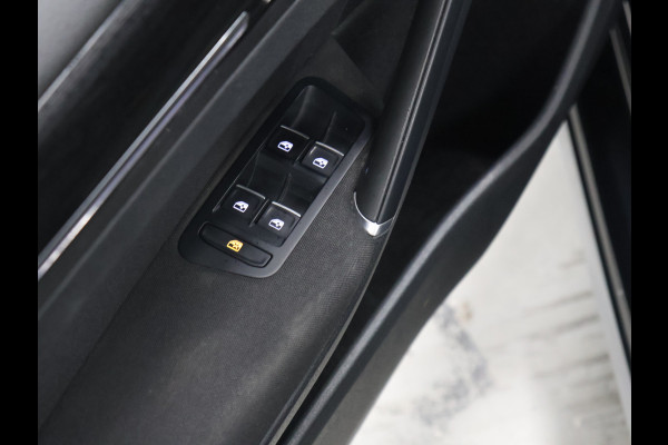 Volkswagen Golf 1.5 TSI Highline [SCHUIFKANTELDAK, APPLE CARPLAY, DIGITAL DASH, CAMERA, PDC V+A, ADAPTIVE CRUISE, TREKHAAK, ANDROID, LED, BLUETOOTH, NAVIGATIE, NIEUWSTAAT]