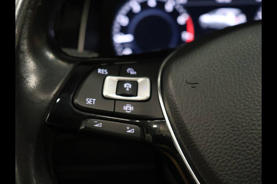 Volkswagen Golf 1.5 TSI Highline [SCHUIFKANTELDAK, APPLE CARPLAY, DIGITAL DASH, CAMERA, PDC V+A, ADAPTIVE CRUISE, TREKHAAK, ANDROID, LED, BLUETOOTH, NAVIGATIE, NIEUWSTAAT]