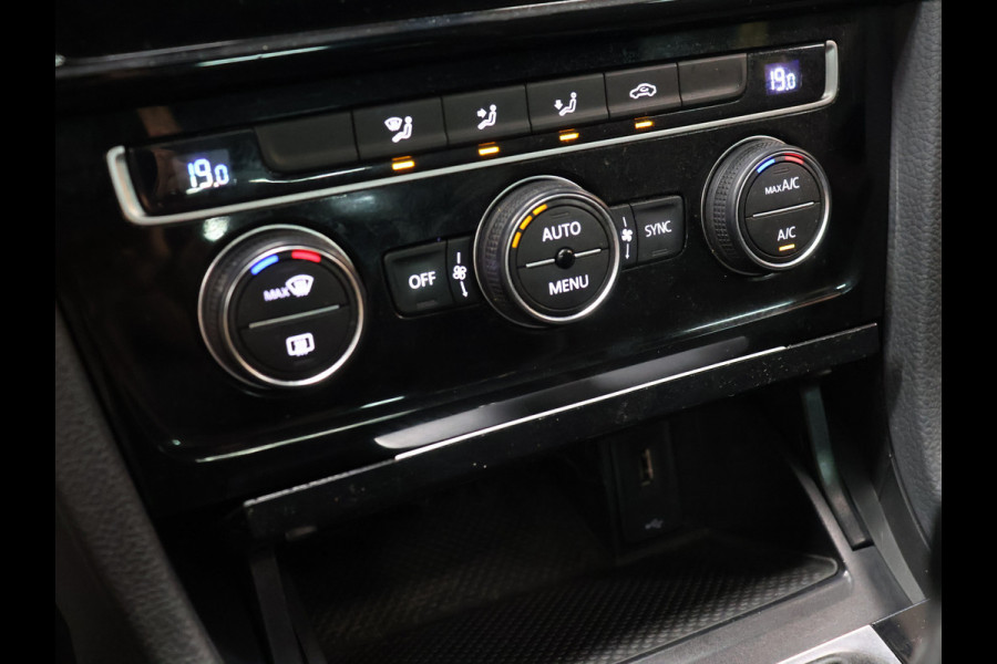 Volkswagen Golf 1.5 TSI Highline [SCHUIFKANTELDAK, APPLE CARPLAY, DIGITAL DASH, CAMERA, PDC V+A, ADAPTIVE CRUISE, TREKHAAK, ANDROID, LED, BLUETOOTH, NAVIGATIE, NIEUWSTAAT]
