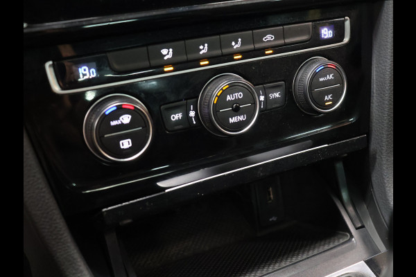 Volkswagen Golf 1.5 TSI Highline [SCHUIFKANTELDAK, APPLE CARPLAY, DIGITAL DASH, CAMERA, PDC V+A, ADAPTIVE CRUISE, TREKHAAK, ANDROID, LED, BLUETOOTH, NAVIGATIE, NIEUWSTAAT]