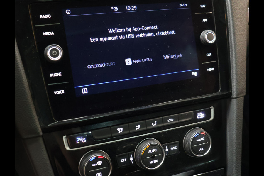 Volkswagen Golf 1.5 TSI Highline [SCHUIFKANTELDAK, APPLE CARPLAY, DIGITAL DASH, CAMERA, PDC V+A, ADAPTIVE CRUISE, TREKHAAK, ANDROID, LED, BLUETOOTH, NAVIGATIE, NIEUWSTAAT]