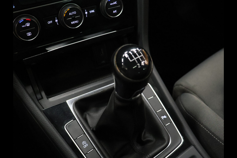Volkswagen Golf 1.5 TSI Highline [SCHUIFKANTELDAK, APPLE CARPLAY, DIGITAL DASH, CAMERA, PDC V+A, ADAPTIVE CRUISE, TREKHAAK, ANDROID, LED, BLUETOOTH, NAVIGATIE, NIEUWSTAAT]