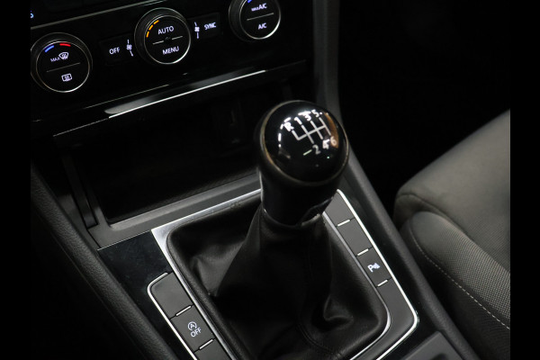 Volkswagen Golf 1.5 TSI Highline [SCHUIFKANTELDAK, APPLE CARPLAY, DIGITAL DASH, CAMERA, PDC V+A, ADAPTIVE CRUISE, TREKHAAK, ANDROID, LED, BLUETOOTH, NAVIGATIE, NIEUWSTAAT]