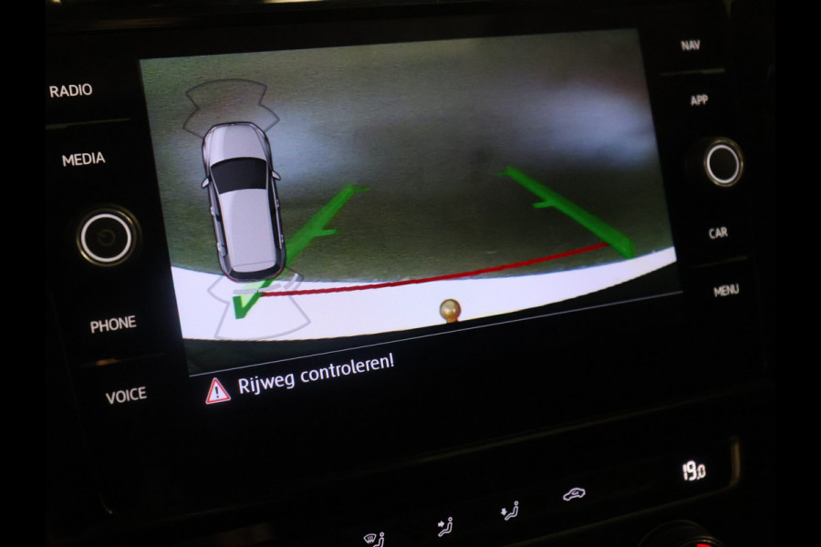 Volkswagen Golf 1.5 TSI Highline [SCHUIFKANTELDAK, APPLE CARPLAY, DIGITAL DASH, CAMERA, PDC V+A, ADAPTIVE CRUISE, TREKHAAK, ANDROID, LED, BLUETOOTH, NAVIGATIE, NIEUWSTAAT]