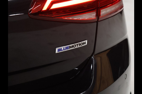 Volkswagen Golf 1.5 TSI Highline [SCHUIFKANTELDAK, APPLE CARPLAY, DIGITAL DASH, CAMERA, PDC V+A, ADAPTIVE CRUISE, TREKHAAK, ANDROID, LED, BLUETOOTH, NAVIGATIE, NIEUWSTAAT]