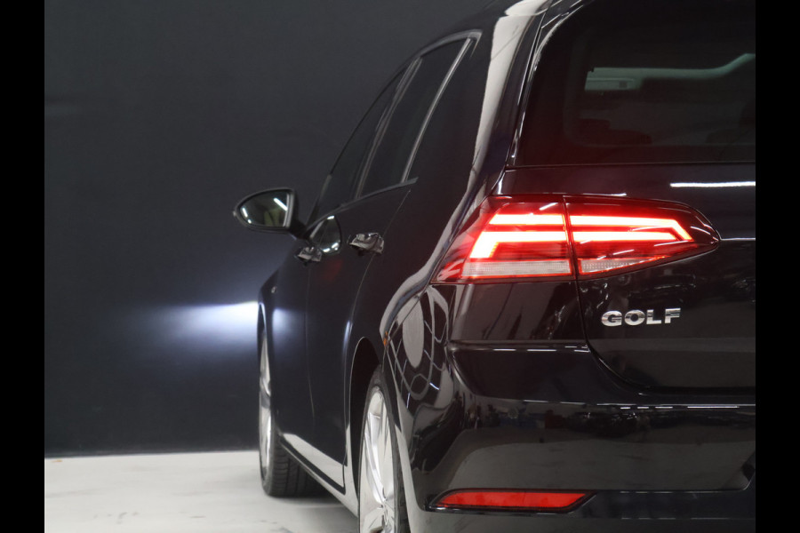 Volkswagen Golf 1.5 TSI Highline [SCHUIFKANTELDAK, APPLE CARPLAY, DIGITAL DASH, CAMERA, PDC V+A, ADAPTIVE CRUISE, TREKHAAK, ANDROID, LED, BLUETOOTH, NAVIGATIE, NIEUWSTAAT]