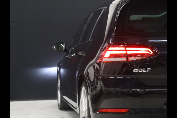 Volkswagen Golf 1.5 TSI Highline [SCHUIFKANTELDAK, APPLE CARPLAY, DIGITAL DASH, CAMERA, PDC V+A, ADAPTIVE CRUISE, TREKHAAK, ANDROID, LED, BLUETOOTH, NAVIGATIE, NIEUWSTAAT]