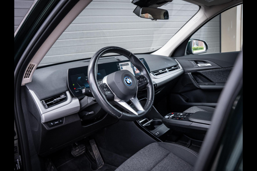 BMW iX1 xDrive30 67 kWh - Camera l Trekhaak l Keyless l Carplay