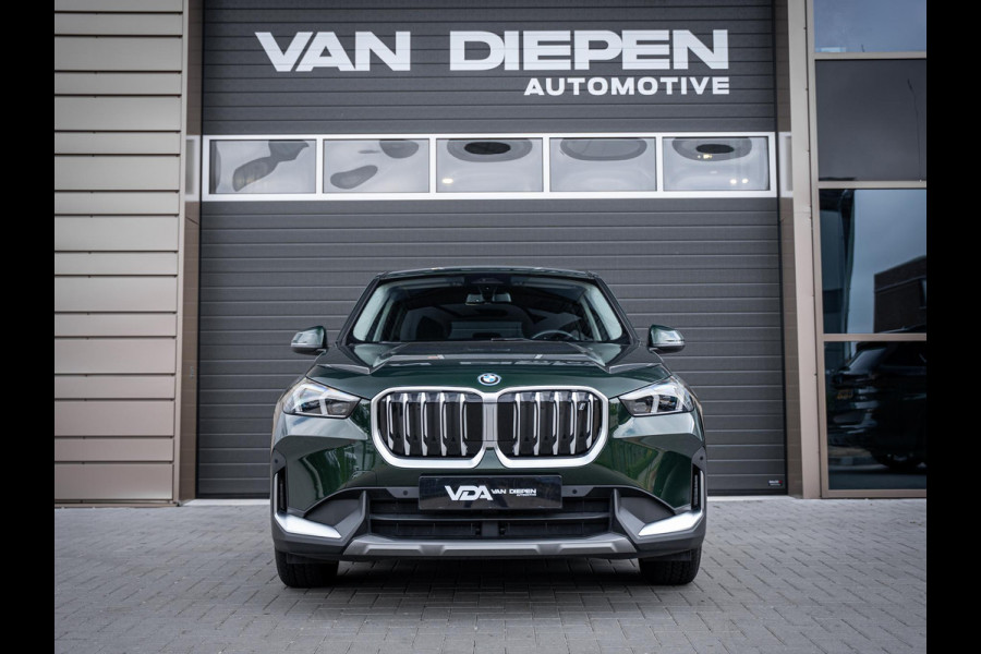 BMW iX1 xDrive30 67 kWh - Camera l Trekhaak l Keyless l Carplay