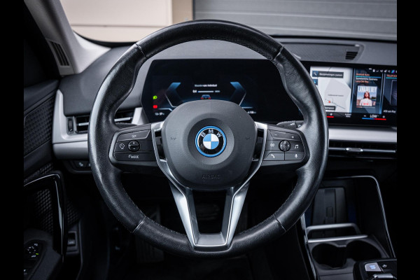BMW iX1 xDrive30 67 kWh - Camera l Trekhaak l Keyless l Carplay