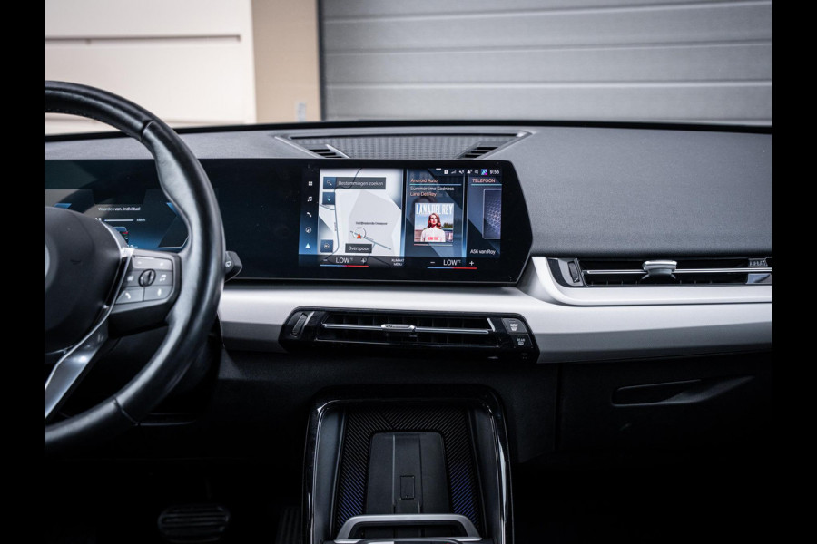 BMW iX1 xDrive30 67 kWh - Camera l Trekhaak l Keyless l Carplay