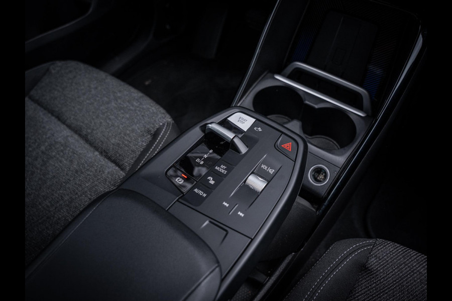 BMW iX1 xDrive30 67 kWh - Camera l Trekhaak l Keyless l Carplay