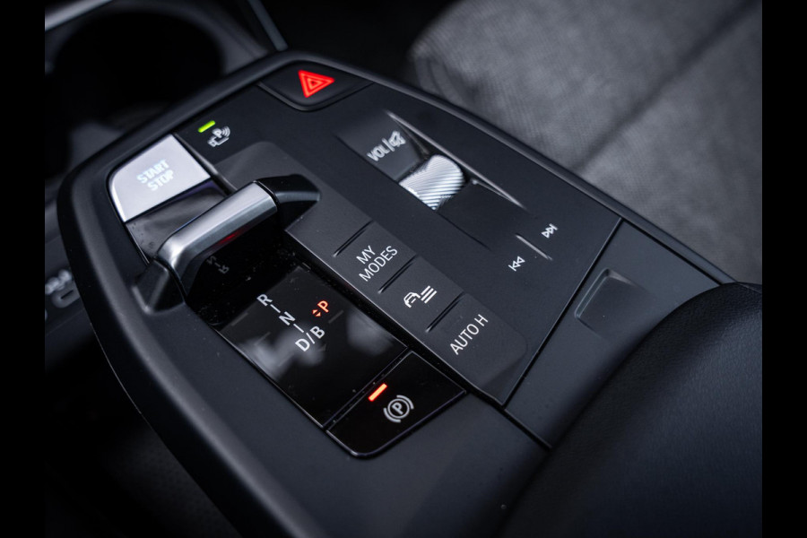 BMW iX1 xDrive30 67 kWh - Camera l Trekhaak l Keyless l Carplay