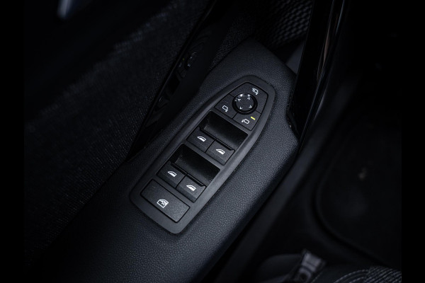 BMW iX1 xDrive30 67 kWh - Camera l Trekhaak l Keyless l Carplay