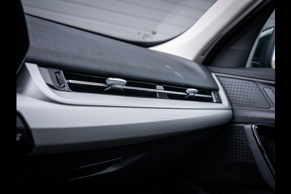 BMW iX1 xDrive30 67 kWh - Camera l Trekhaak l Keyless l Carplay