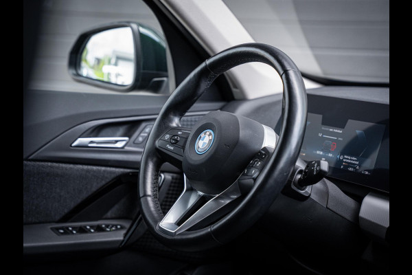 BMW iX1 xDrive30 67 kWh - Camera l Trekhaak l Keyless l Carplay