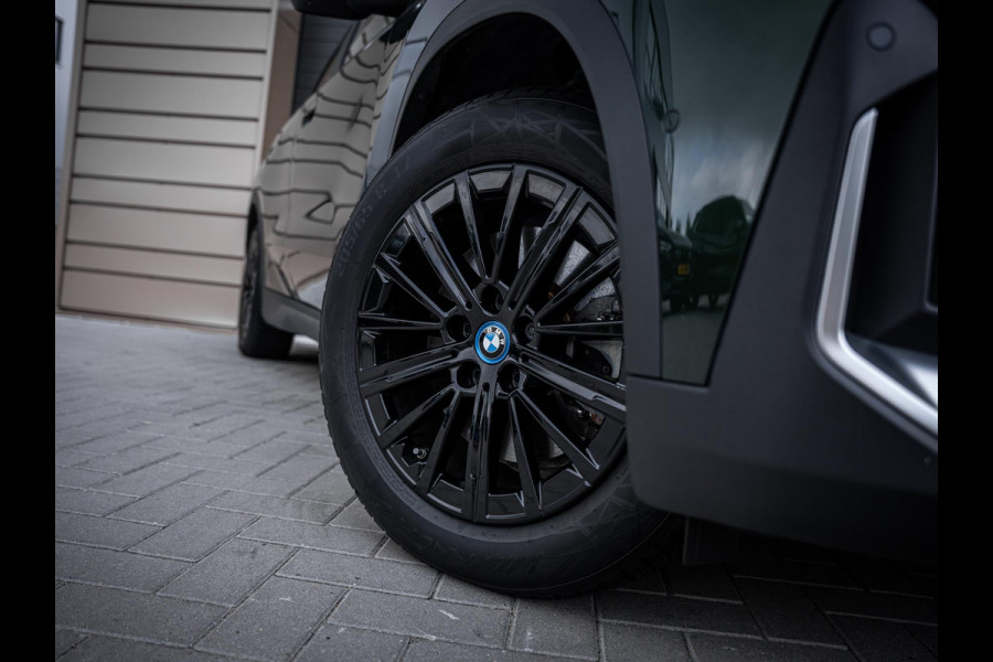 BMW iX1 xDrive30 67 kWh - Camera l Trekhaak l Keyless l Carplay