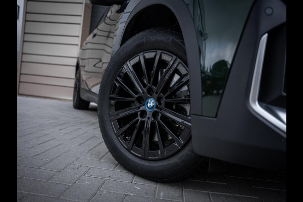 BMW iX1 xDrive30 67 kWh - Camera l Trekhaak l Keyless l Carplay