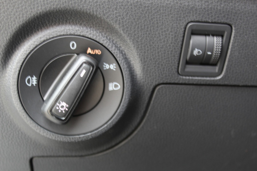 Seat Ibiza 1.0-96pk TSI Style. NIEUWSTE MODEL. In nieuwstaat ! Volautm. airco, camera, elektr ramen v+a, LED verlichting, stoelverwarming, metallic lak, Isofix, LM wielen, Apple Carplay / Android auto etc.