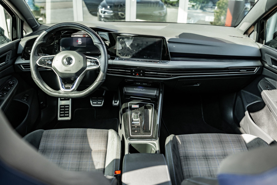 Volkswagen Golf 1.4 eHybrid GTE | Dealer onderhouden | Pano | ACC | Apple CarPlay / Android Auto