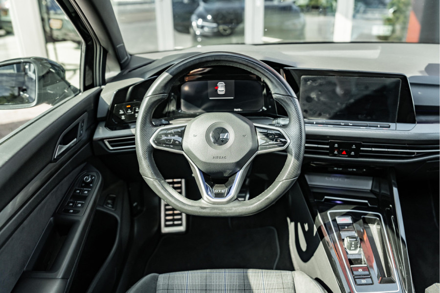 Volkswagen Golf 1.4 eHybrid GTE | Dealer onderhouden | Pano | ACC | Apple CarPlay / Android Auto