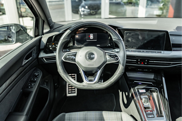 Volkswagen Golf 1.4 eHybrid GTE | Dealer onderhouden | Pano | ACC | Apple CarPlay / Android Auto