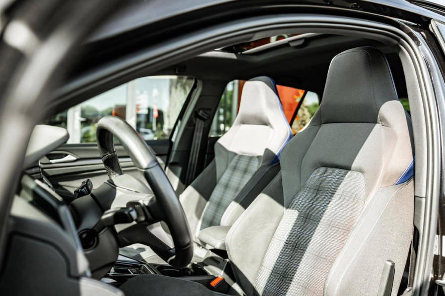 Volkswagen Golf 1.4 eHybrid GTE | Dealer onderhouden | Pano | ACC | Apple CarPlay / Android Auto