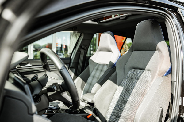 Volkswagen Golf 1.4 eHybrid GTE | Dealer onderhouden | Pano | ACC | Apple CarPlay / Android Auto